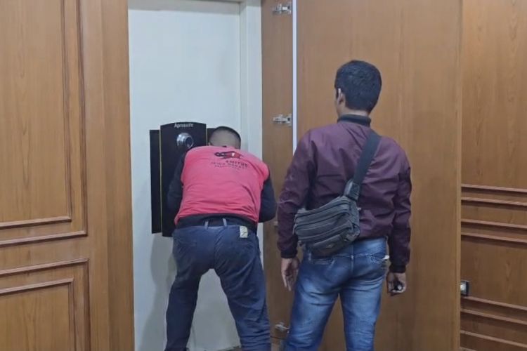Cerita Ahli Kunci Bantu Polisi Bongkar Brankas Berisi 74 Kg Emas di Rumah Mewah Sentul