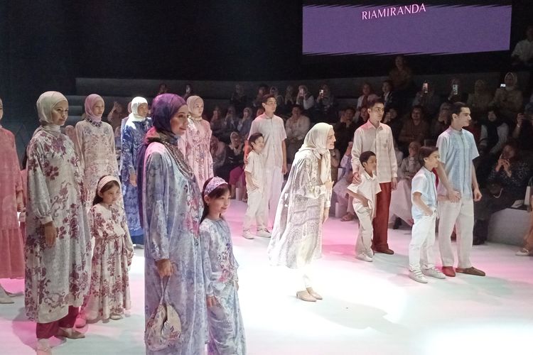 Desainer Ria Miranda kembali menghadirkan koleksi baju Lebaran untuk labelnya, RiaMiranda, yang ditampilkan dalam ajang Plaza Indonesia Fashion Week (PIFW) 2024, di Mal Plaza Indonesia, Jakarta, Minggu (3/3/2024)