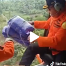 Viral, Video Basarnas Bagikan Bantuan Lewat Helikopter, Ini Penjelasannya