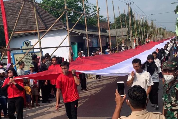 Warga Desa Dawung, Kabupaten Kediri, Jawa Timur, mengira bendera sepanjang 1000 meter, Selasa(16/8/2022).
