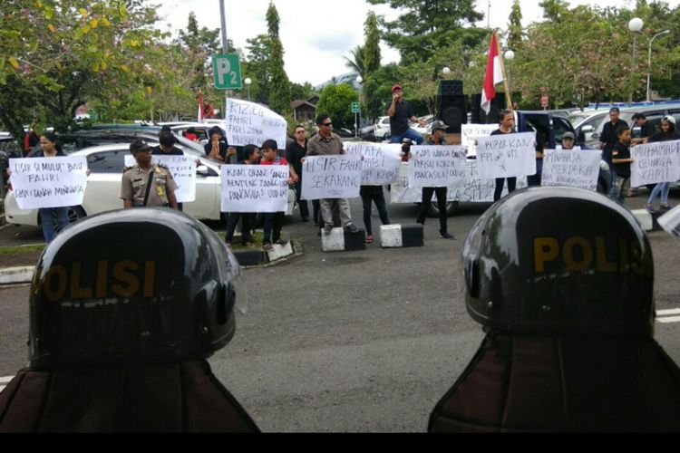 Elemen masyarakat di Manado mengelar aksi menolak kedatangan Fahri Hamzah, Sabtu (13/5/2017)