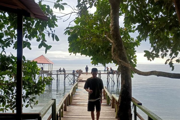 Dermaga Kayu di Pantai Moki, Desa Morella, Maluku Tengah, Provinsi Maluku. 