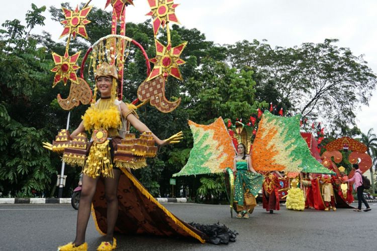 Rangkaian karnaval yang menampilkan keberagaman budaya dan kearifan lokal dalam Festival Pesona Lokal Pontianak yang dipusatkan di Taman Alun Kapuas, Pontianak, Kalimantan Barat, Minggu (14/10/2018).