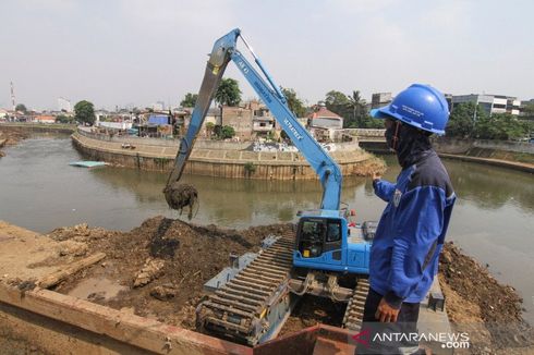 SDA Jakpus Keruk Kanal Banjir Barat Antisipasi Musim Hujan