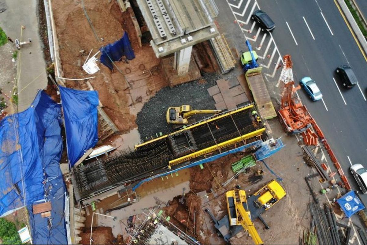 Proses pemulihan proyek Kereta Cepat Jakarta-Bandung terhadap kerusakan akses Jalan Tol jakarta-Cikampek KM+4 Cipinang Melayu.