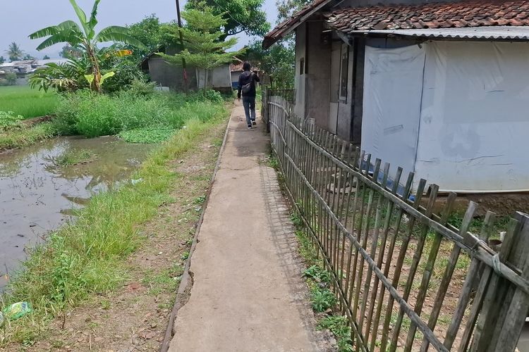 Sejumlah rumah di Desa Ciluncat, Kecamatan Cangkuang, Kabupaten Bandung, Jawa Barat, berdiri di atas rel kereta api Bandung-Ciwidey, warga di Kabupaten Bandung resah dan takut kehilangan rumah usai Gubernur Jawa Barat berencana mengaktivasi jalur Kereta Api tersebut, Jumat (18/4/2025)