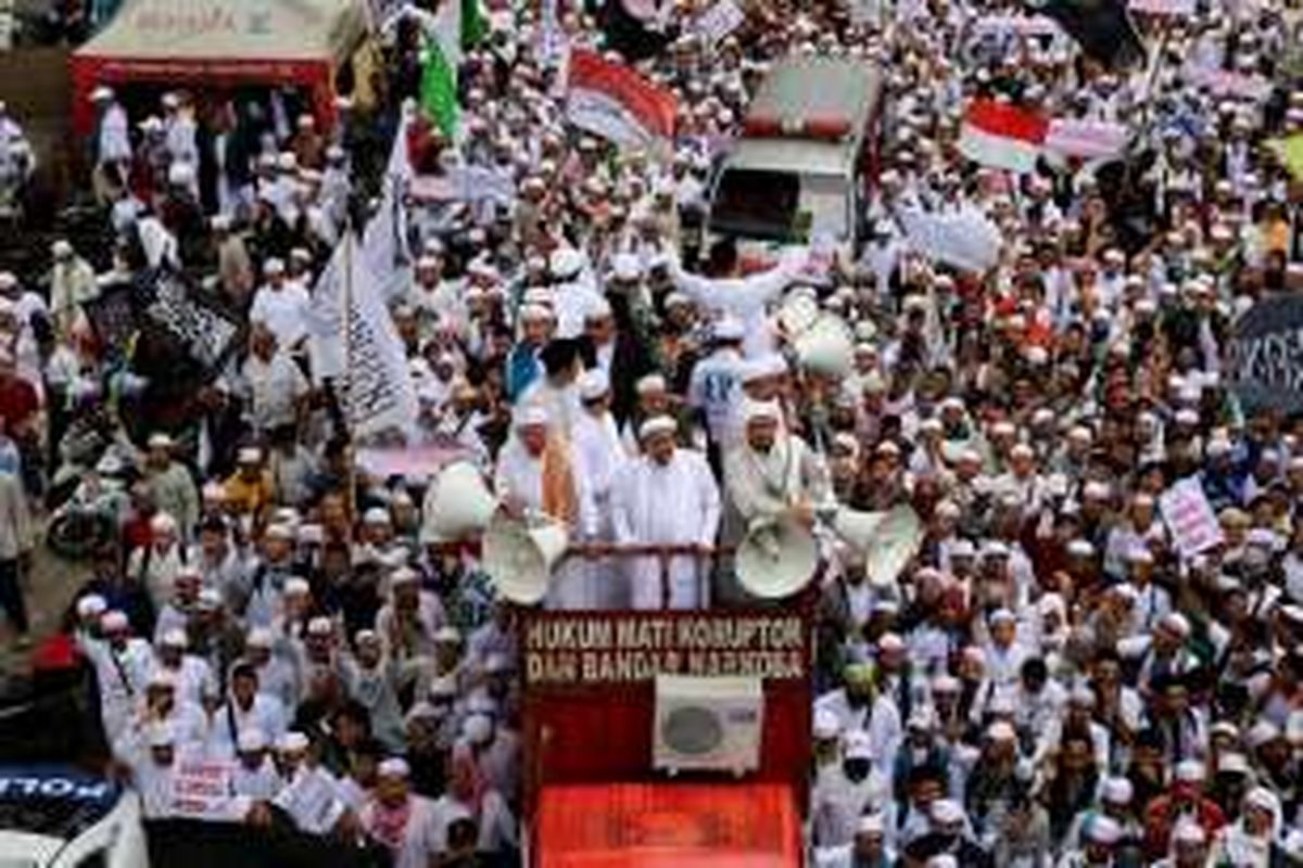 Massa Front Pembela Islam melakukan longmarch dari Masjid Al-Azhar menuju ke Mabes Polri di Jakarta Selatan, Senin (16/1/2017). Mereka menuntut agar Kapolri Jenderal Pol Tito Karnavian mencopot Kapolda Jawa Barat Irjen Anton Charliyan dari jabatannya karena dianggap membiarkan pecahnya kerusuhan antara FPI dan LSM GMBI di Bandung, Jawa Barat pada pekan lalu.