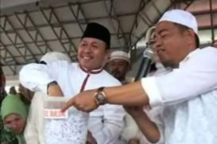 Suasana undian umrah gratis di Lapangan Merdeka Mamuju utara Sulawesi Barat, senin (2/12/2013). Warga dari 12 kecamatan di matra yang beruntung bisa berangkat umrah tanpa biaya sepersen pun karena seluruhnya ditanggung APBD senilai Rp 25 juta per orang.