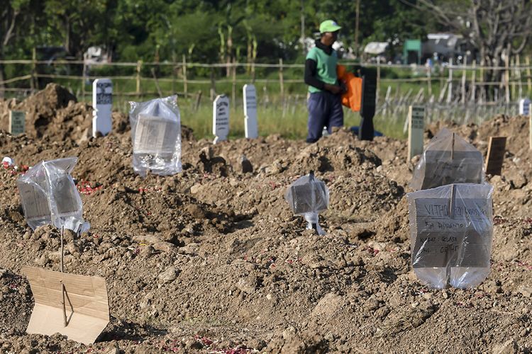 Sejumlah tanda pengenal yang terbuat dari kardus berada di pusara kasus meninggal terkait Covid-19 sebagai pengganti nisan di kompleks TPU Tegal Alur, Jakarta, Rabu (22/4/2020). Para keluarga dan kerabat korban meninggal sengaja memasang papan nama di pusara menggunakan kardus yang dibungkus plastik agar mudah mencari saat melakukan ziarah, dikarenakan protap penanganan Covid-19, jenazah dimakamkan tanpa nisan.