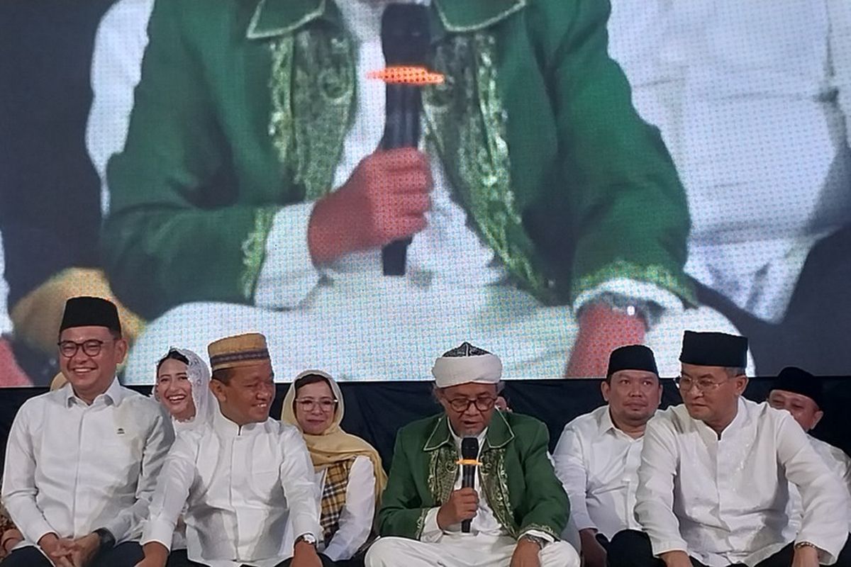Ketua Umum Golkar, Bahlil Lahadalia, saat bersama pimpinan Pesantren Miftahul Huda, Kiai Asep Maoshul Affandi di depan para santri di Tasikmalaya, Jawa Barat, Sabtu (15/3/2025).