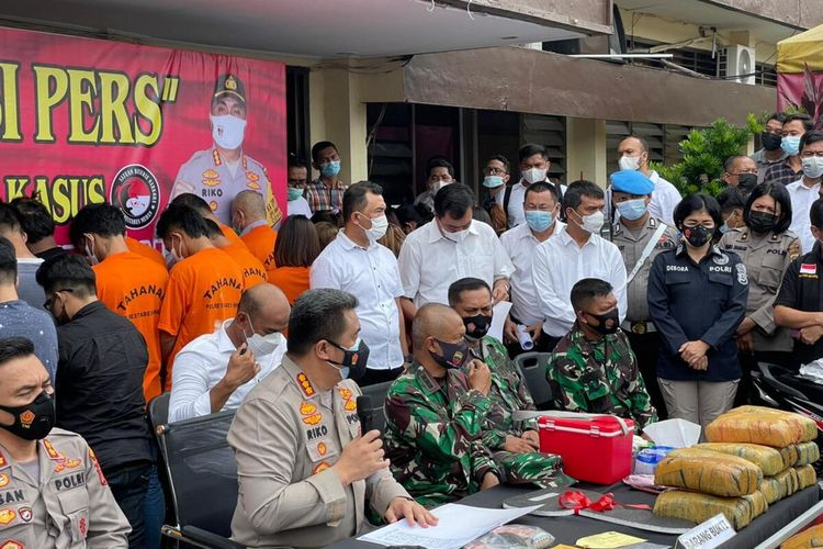 Kapolrestabes Medan Kombes Pol Riko Sunarko memaparkan pengungkapan kasus seorang oknum ASN di Nias Utara berinisial YN (57) diamankan personel Polrestabes Medan di sebuah ruangan tempat hiburan malam (THM) di Kota Medan pada Minggu (13/6/2021) dini hari. Polisi juga menyita barang bukti ekstasi di tempat tersebut.