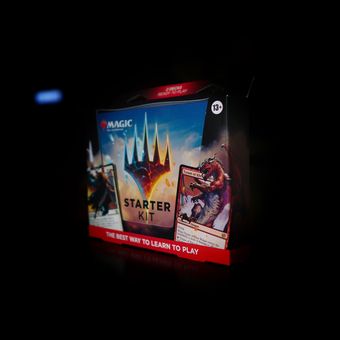 Stater kit dari koleksi terbaru  Magic: The Gathering (MTG)  Wilds of Eldraine, yang serempak dirilis pada 8 September 2023, termasuk di Indonesia.
