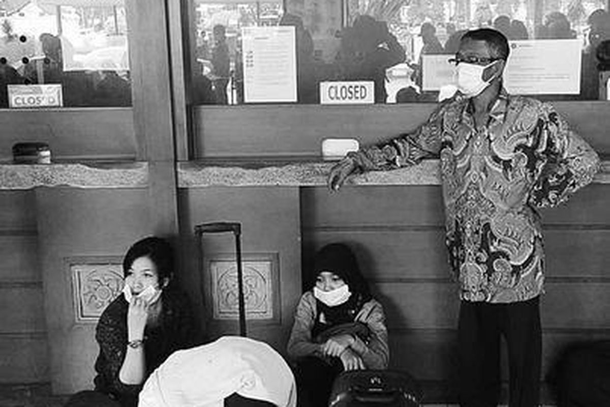 Penumpang menanti kepastian keberangkatan pascapenutupan Bandara Adisutjipto, Sleman, DI Yogyakarta, yang diselimuti abu vulkanik, Jumat (5/11). Pekatnya abu vulkanik dari erupsi Gunung Merapi yang berpotensi mengganggu penerbangan menyebabkan bandara itu ditutup sementara waktu.