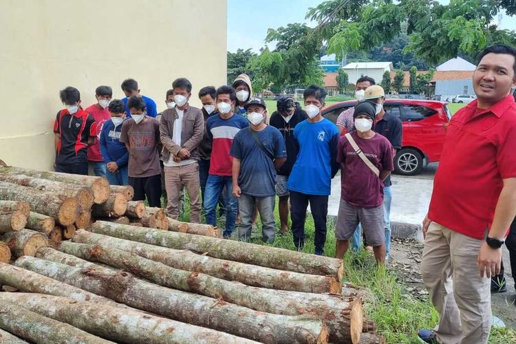 Sebanyak 15 buruh yang terlibat penebangan ilegal di Waduk Jatibarang diamankan ke Polrestabes Semarang, Kamis (12/1/2023).