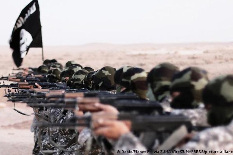 Para milisi ISIS di Raqqa, Suriah, pada November 2015