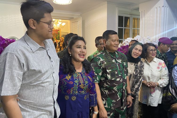 KSAL Laksamana Yudo Margono dan istri Veronica Yulis Prihayati bersama anggota keluarganya.