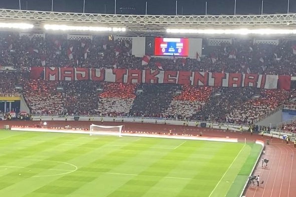 Koreografi suporter timnas di area tribune utara dalam laga FIFA Matchday antara Indonesia vs Argentina di Stadion Utama Gelora Bung Karno, Senin (19/6/2023).