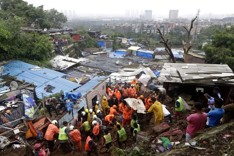 Tim penyelamat mencari korban selamat setelah di beberapa rumah kumuh roboh akibat hujan deras di daerah Mahul, Mumbai, India, Minggu (18/7/2021). Lebih dari selusin orang tewas dalam insiden tersebut.