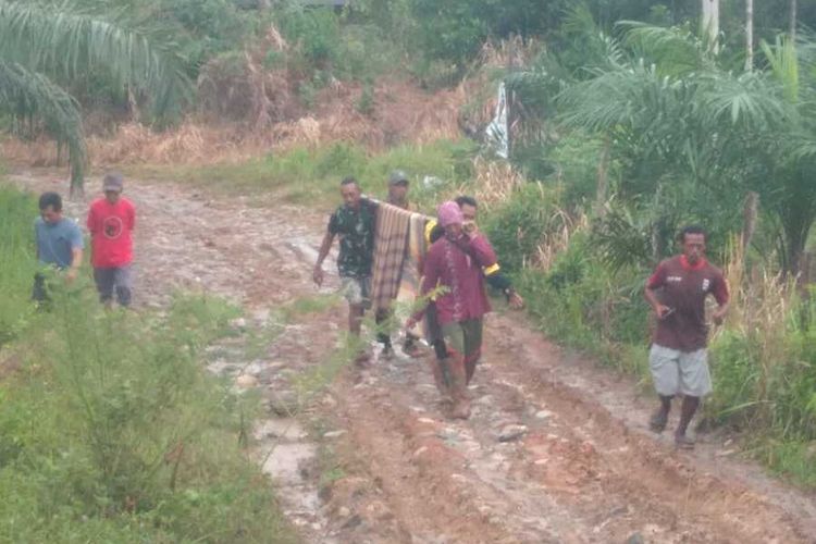 Warga di Kabupaten Kaur, Bengkulu, menggotong warga sakit menuju rumah sakit akibat infrastruktur jalan yang buruk, belum lama ini.