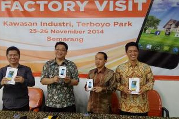 Chief Marketing Officer Evercoss, Janto Djojo (kedua dari kiri) beserta jajaran petinggi Evercoss dalam acara Factory Visit di Semarang, Jawa Tengah, Selasa (25/11/2014).