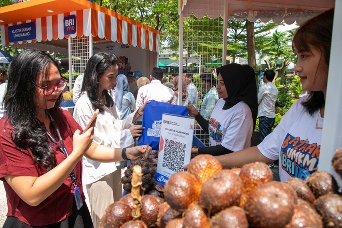 Salah satu UMKM klaster binaan BRI, Kelompok Tani (Poktan) Jaya Lestari dari Desa Kutambaru, Kabupaten Karo, Sumatera Utara (Sumut), memamerkan produk unggulan berupa salak pondoh.