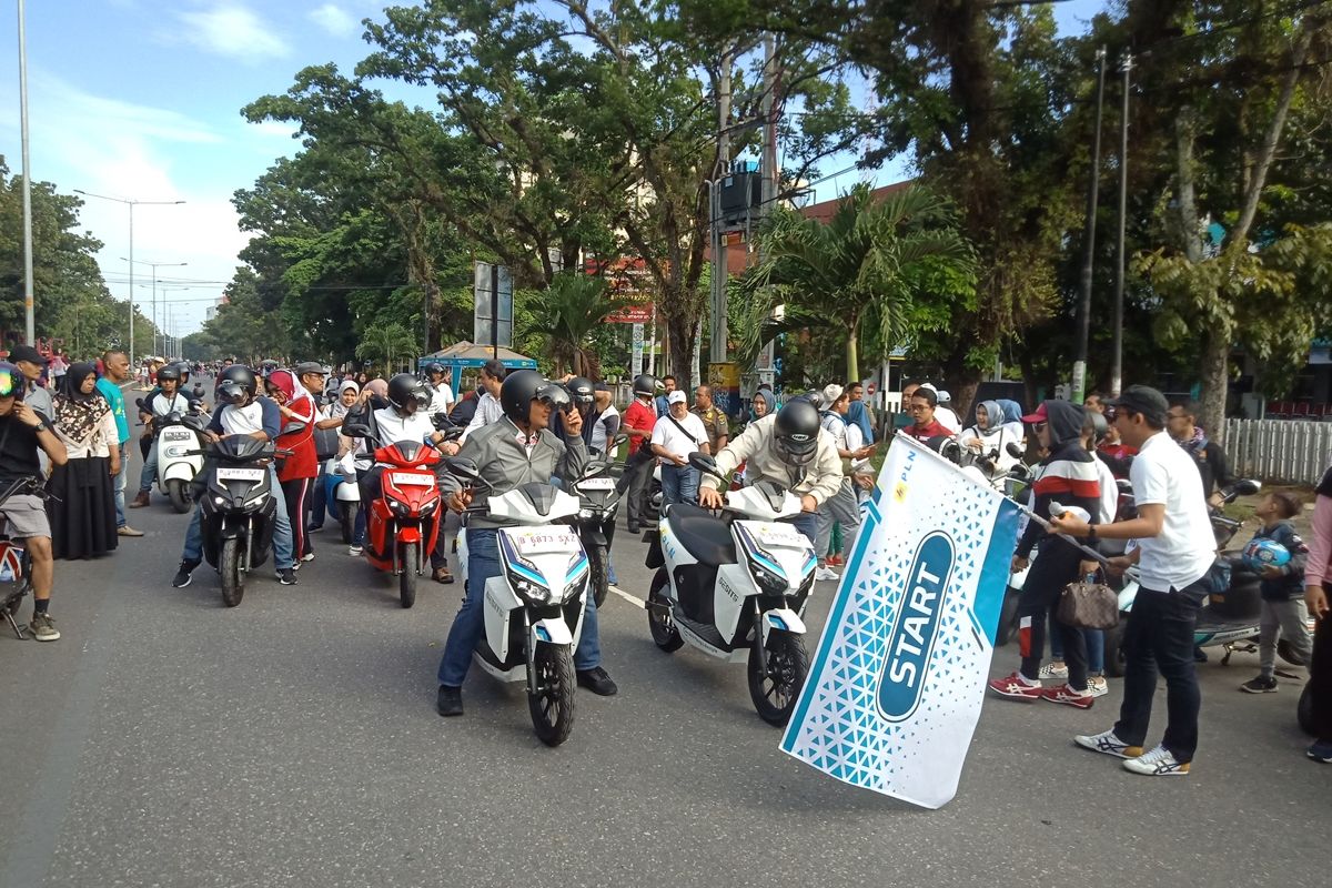 Wagub Sumbar Nasrul Abit melepas peserta kampanye motor listrik di acara CFD Jalan Khatib Sulaiman, Minggu (24/11/2019)