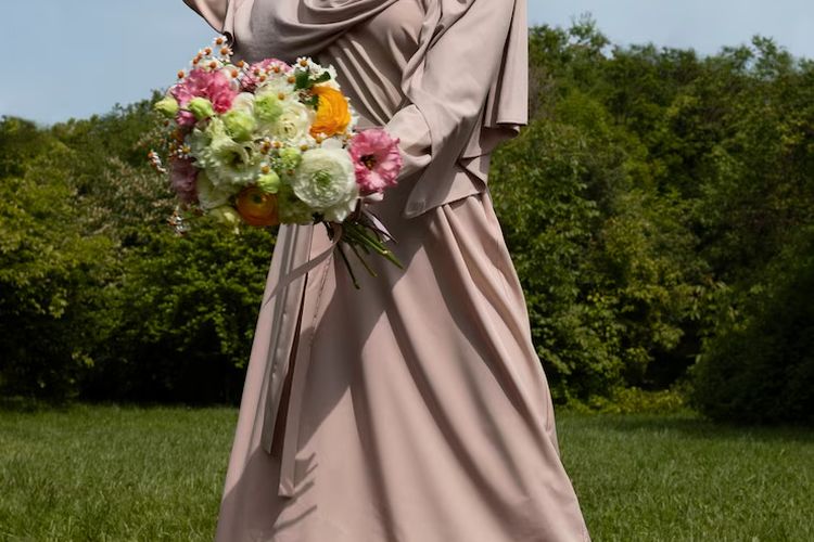 Sebagai outfit Idul Adha, dress model layered memberikan efek siluet yang anggun tanpa menonjolkan bentuk tubuh.