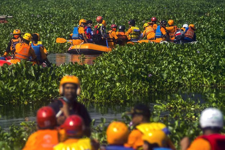 Foto dirilis Rabu (2/6/2021), memperlihatkan relawan SAR Gabungan mengikuti Pelatihan Tanggap Bencana Perairan di Waduk Jatiluhur, Purwakarta, Jawa Barat. Relawan SAR Gabungan muncul dari komunitas pecinta alam, organisasi kemanusiaan hingga karang taruna yang memiliki niat tulus tanpa pamrih dan semangat tinggi dalam menolong korban bencana dari Sabang hingga Merauke.