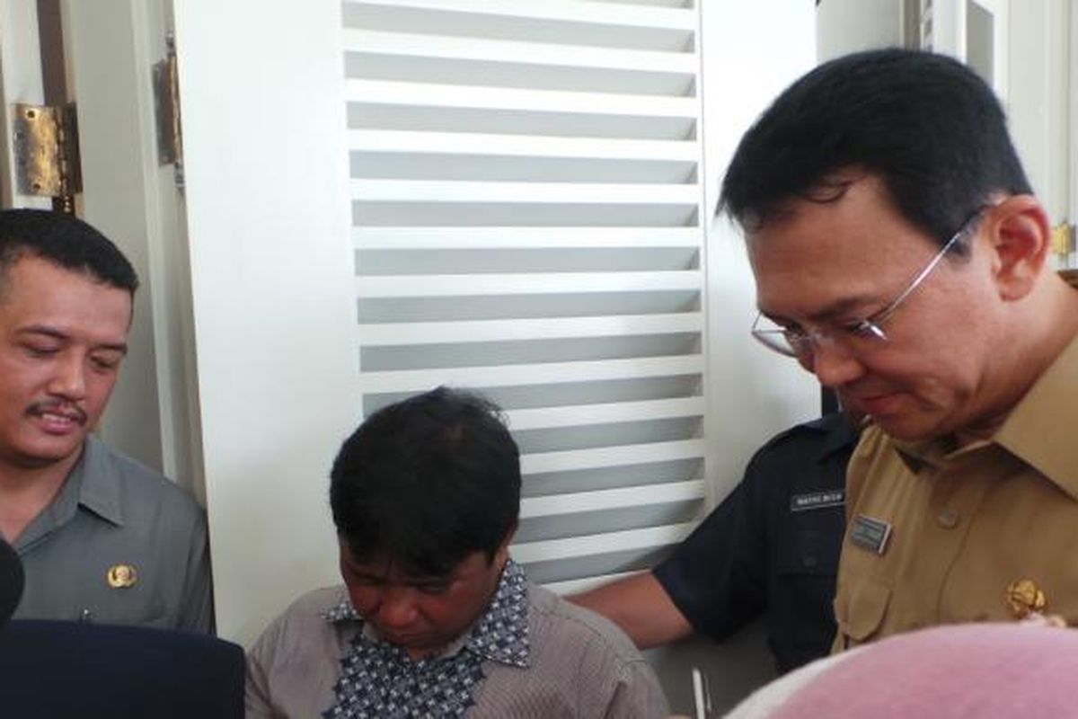 Gubernur DKI Jakarta Basuki Tjahaja Purnama mendengar aduan Suwarti, di Pendopo Balai Kota DKI Jakarta, Senin (27/2/2017).