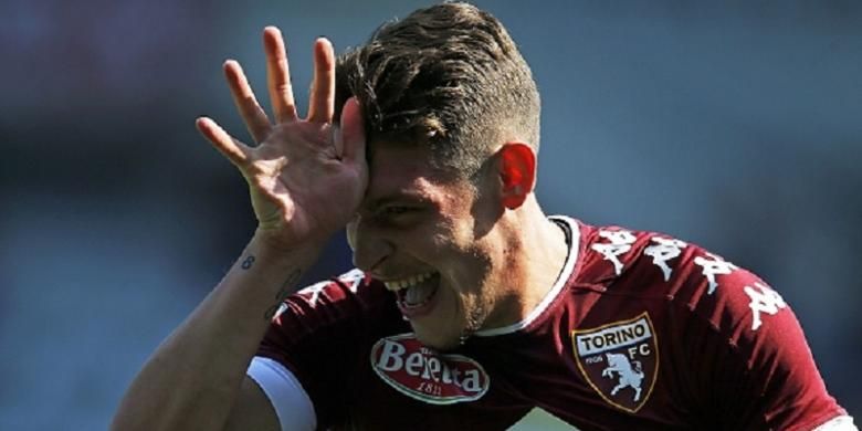 Striker Torino, Andrea Belotti, melakukan selebrasi bak ayam jago seusai menjebol gawang AS Roma pada pertandingan Serie A, Minggu (25/9/2016). 