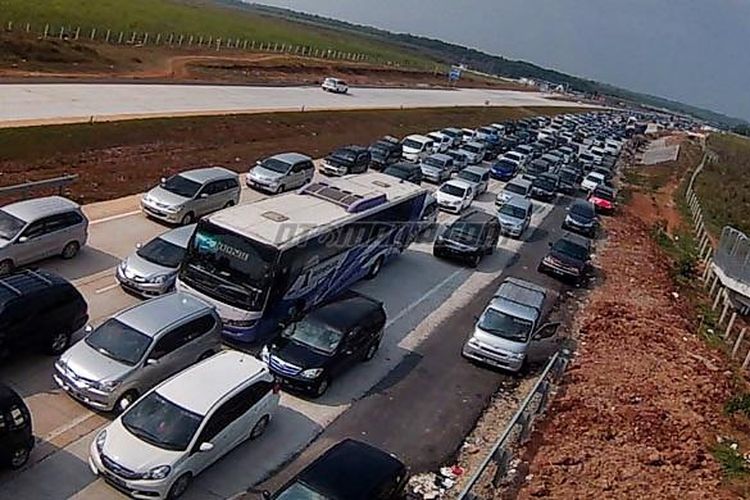 Kepadatan arus balik di pintu Tol Cikopo