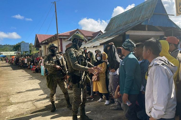 Tentara berjaga-jaga saat para pemilih mengantre di luar tempat pemungutan suara dalam pemilihan perwakilan desa dan pemuda di Marawi, pulau Mindanao pada 30 Oktober 2023. Pasukan keamanan dalam keadaan siaga tinggi di seluruh Filipina pada tanggal 30 Oktober ketika jutaan orang memilih pemimpin desa setelah berbulan-bulan terjadi kekerasan terkait pemilu yang mematikan. Pada Minggu (3/12/2023), terjadi ledakan di Universitas Mindanao Filipina yang menewaskan tiga orang.