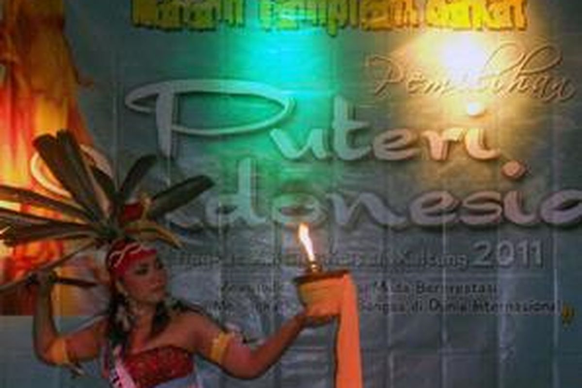 Sebanyak 19 kontestan Pemilihan Puteri Indonesia Daerah Kalimantan 2011, memeragakan tarian khas daerah di ajang Tampilan Malam Bakat di Borneo Pub, Hotel Le Grandeur, Balikpapan, Kalimantan Timur, Jumat, 9/9/2011.