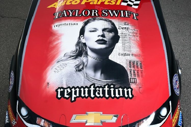 Gambar sampul album baru Taylor Swift, Reputation, menghiasi mobil Chevrolet Camaro SS yang dikemudikan Courtney Force dari Advance Autu Parts di Las Vegas, Nevada, AS, pada 30 Oktober 2017.