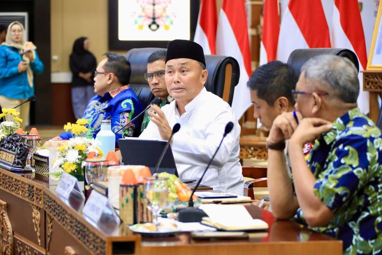 Gubernur Kalteng Sugianto saat memimpin Rakor tindak lanjut Kunker Wapres Gibran ke Kota Palangka Raya, Kalteng, di Aula Jayang Tingang, Kantor Gubernur Kalteng, Jumat (15/11/2024).