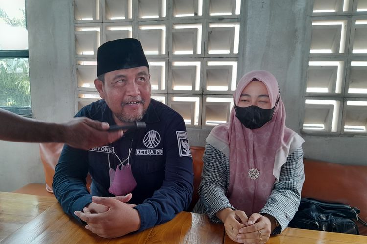 Foto: Noviandari Safira (26) anak kandung Bambang Purwadi. Sebelah kiri bersama Kuasa Hukum Supriono ketika memberi klarifikasi pada Senin, (6/2/2023). (Kompas.com/ Ridho Abdullah Akbar).