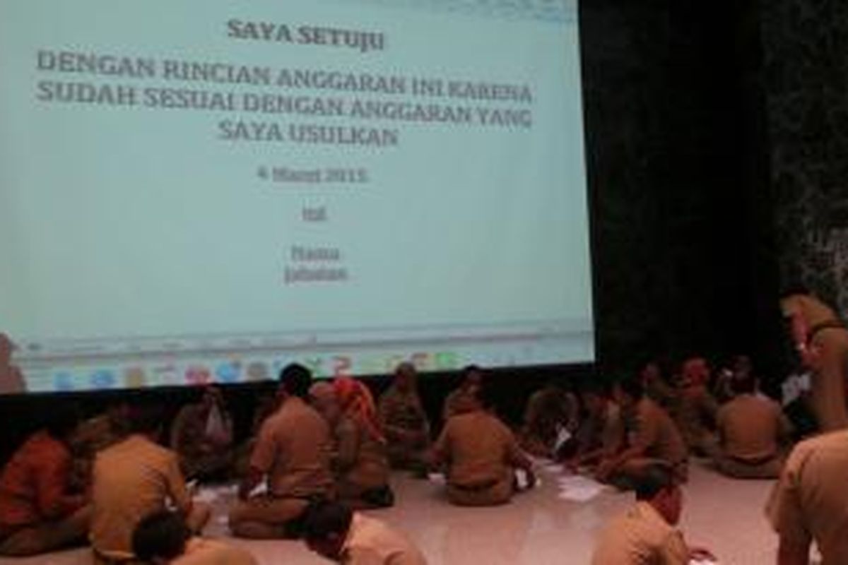 Pegawai negeri sipil (PNS) diimbau Gubernur DKI Jakarta Basuki Tjahaja Purnama mengisi angket miemilih menggunakan APBD DKI atau versi DPRD DKI, di Balai Kota, Rabu (4/3/2015).