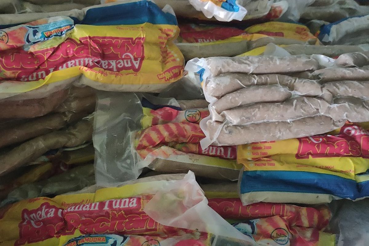 Oleh-oleh khas Pacitan yang berasal dari ikan tuna, yaitu otak-otak tuna. Makanan ini dijual di toko oleh-oleh Putra Samudra Pacitan dengan harga per bungkusnya Rp 10.000.