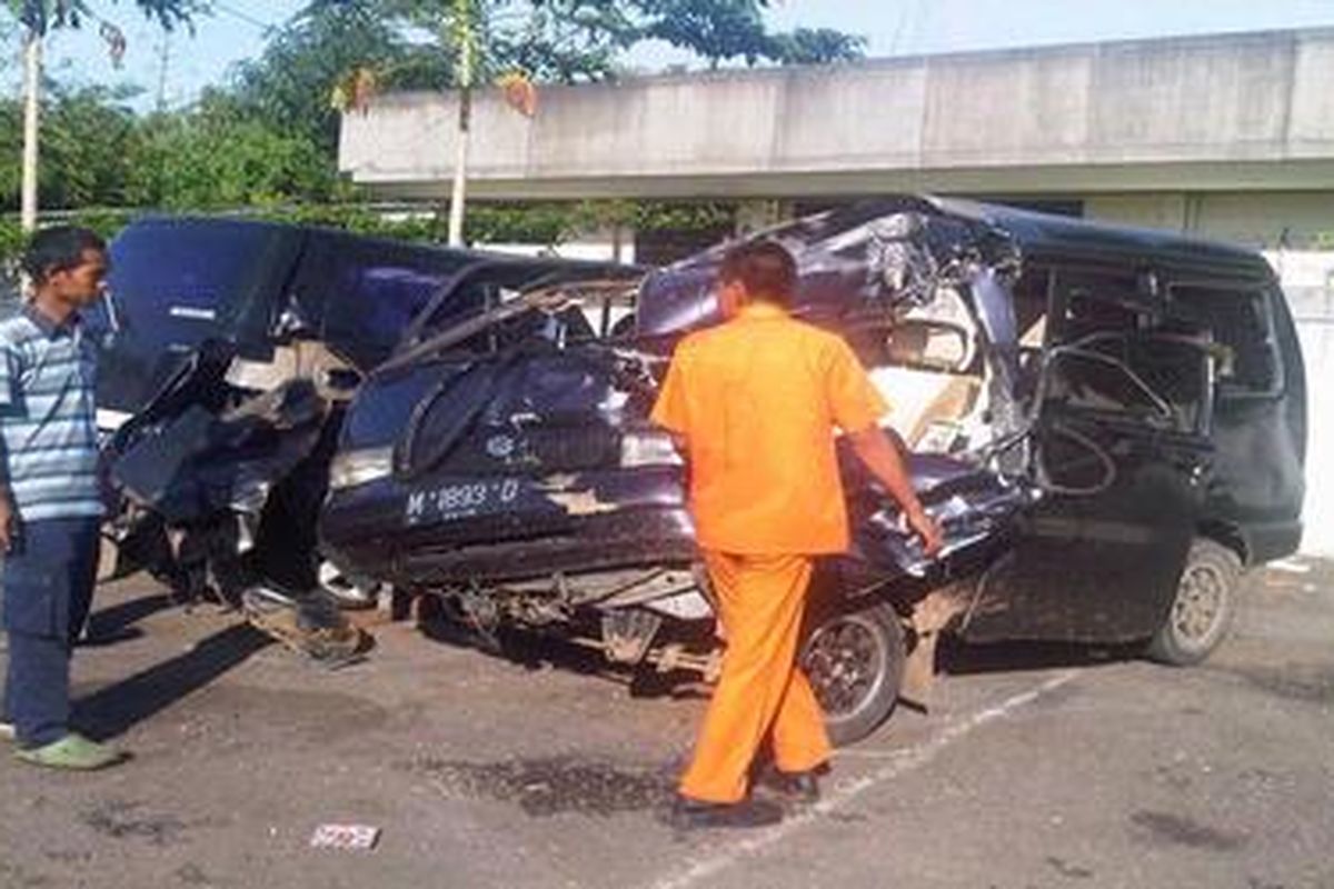 Salah satu kendaraan yang ringsek akibat menabrak bagian belakang truk di jalur tol di Wilayah Purwakarta, Jawa Barat, beberapa waktu lalu.