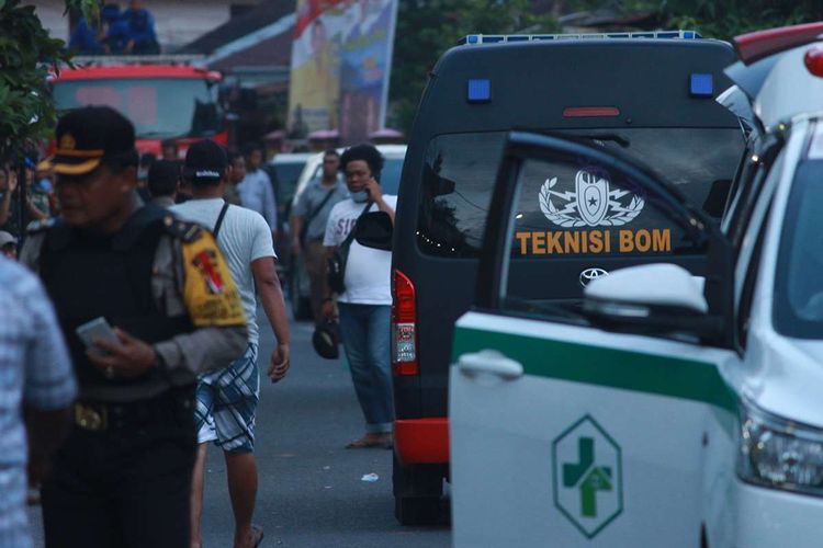 Petugas kepolisian berjaga di lokasi terjadinya ledakan yang diduga bom di kawasan Jalan KH Ahmad Dahlan, Pancuran Bambu, Sibolga Sambas, Kota Siboga,  Sumatera Utara, Selasa (12/3/2019). Ledakan tersebut diduga terkait penangkapan terduga pelaku terorisme berinisial Hu alias AH di Sibolga, Sumut oleh Densus 88 Mabes Polri.