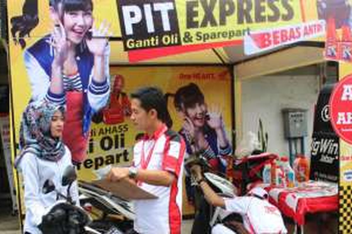 Layanan PIT Express untuk konsumen yang ganti oli dan suku cadang di 110 AHASS Jawa Barat.