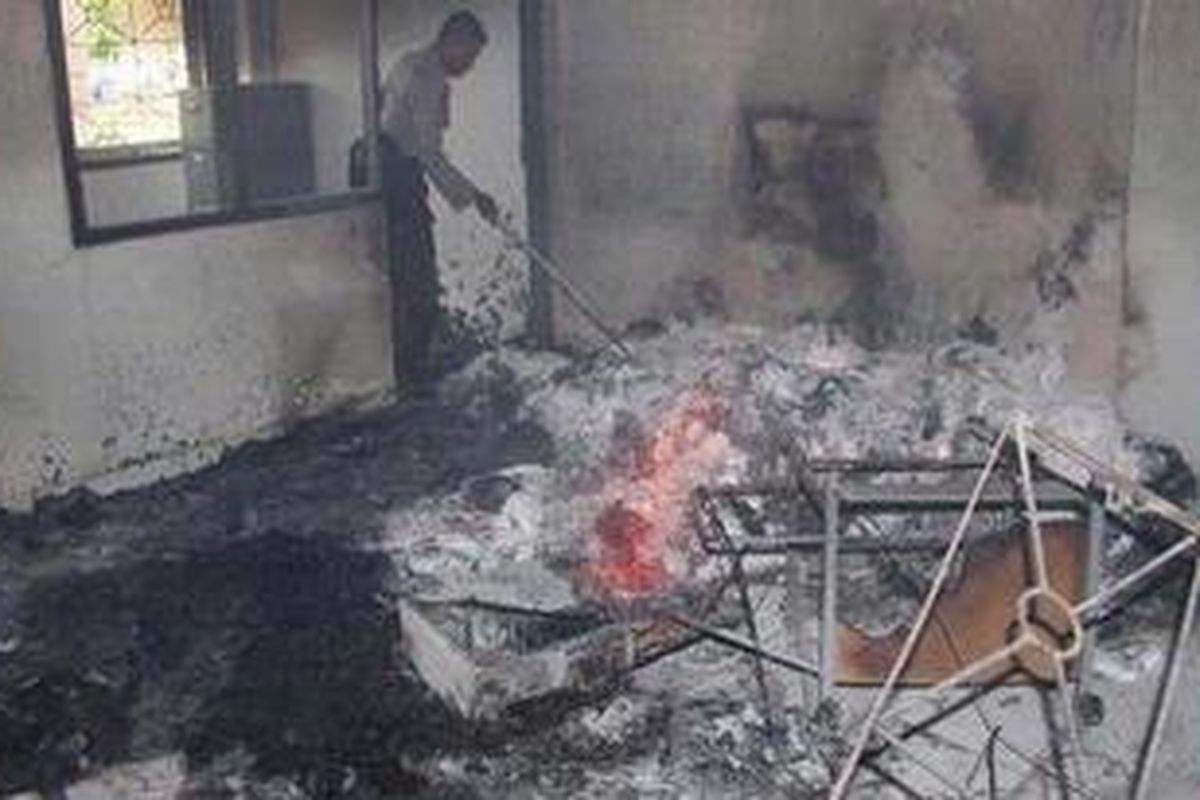 ILUSTRASI: Gedung dibakar massa 