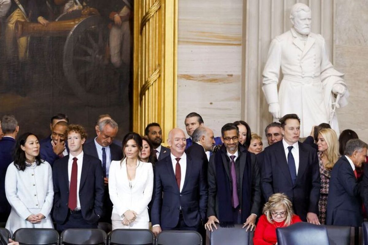 Priscilla Chan, CEO Meta Mark Zuckerberg, Lauren Sanchez, pengusaha Jeff Bezos, Sundar Pichai, dan pengusaha Elon Musk, serta sejumlah pejabat tinggi lainnya, menghadiri pelantikan Donald Trump sebagai Presiden AS di rotunda Gedung Capitol Amerika Serikat di Washington, DC, AS, 20 Januari 2025.