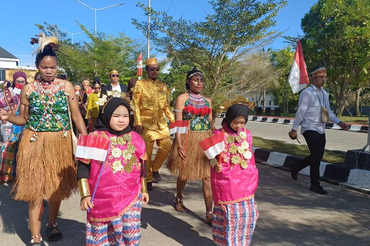Arak-arakan Budaya di PLBN Skouw pada HUT RI, Anak-anak Berhias Baju Adat