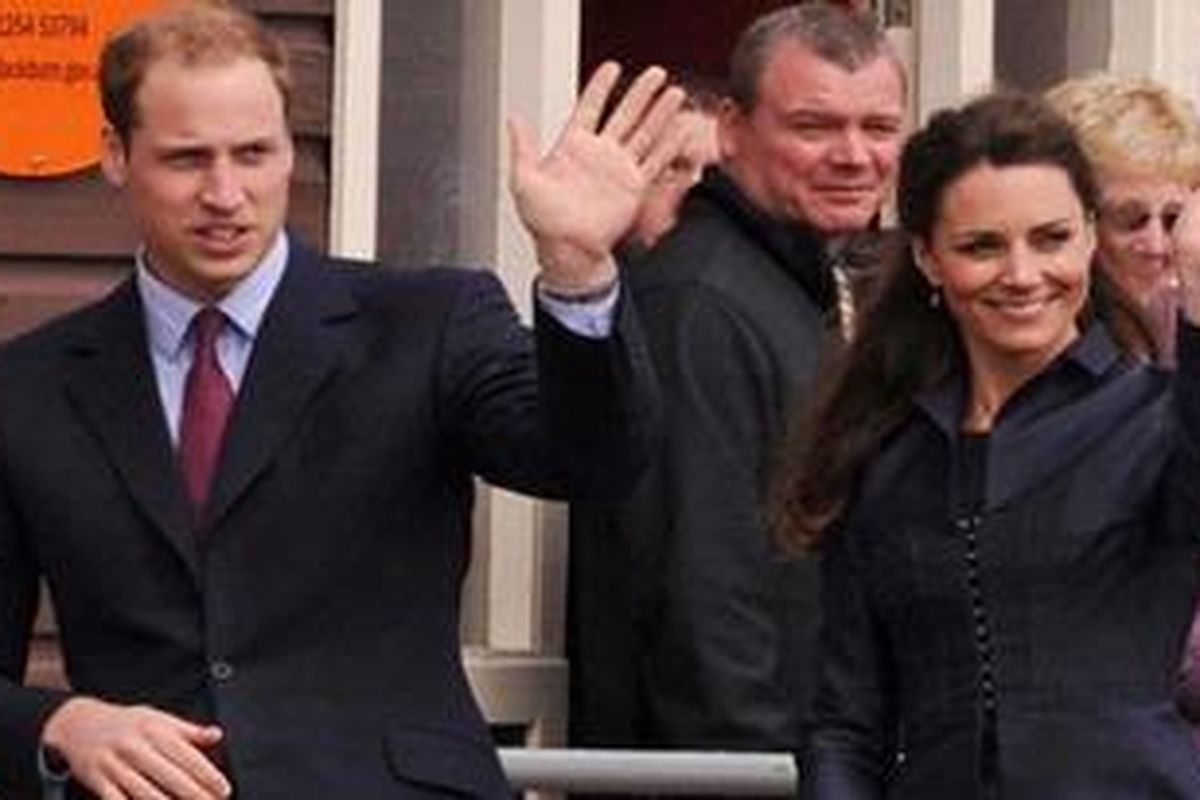 William dan Kate dalam penampilan resminya yang terakhir sebelum menikah, di Darwen, Lancashire.