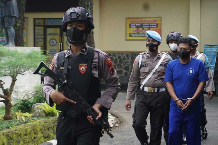 Polisi mengamankan SM (50) warga Desa Cipaku, Kecamatan Mrebet, Purbalingga, Jawa Tengah karena nekat membakar barang-barang mantan istrinya usai sidang perceraian mereka, baru-baru ini.