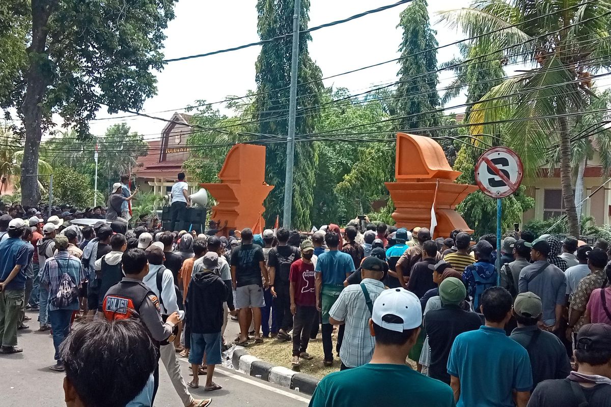 Tuntut Pemprov Tutup Tambang Galian C, Warga Korleko Geruduk Kantor Gubernur