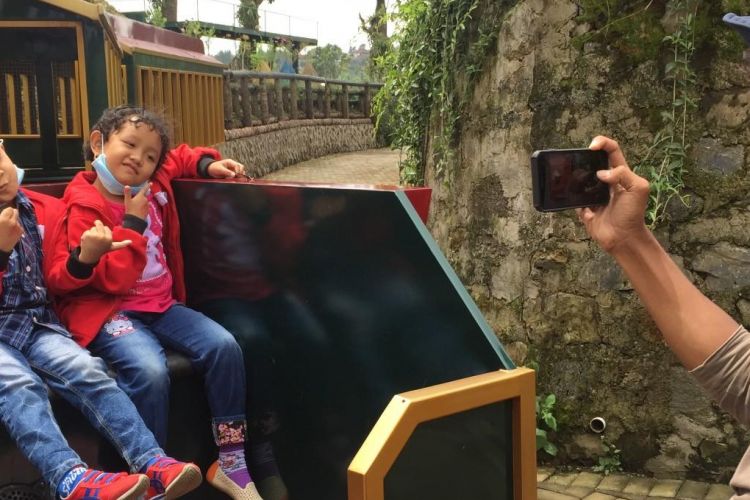 Belasan anak kecil Rabu (7/2/2018) pagi silam mengikuti Cheerful Trip di Kota Mini, Pasar Apung di Lembang, Bandung Jawa Barat.