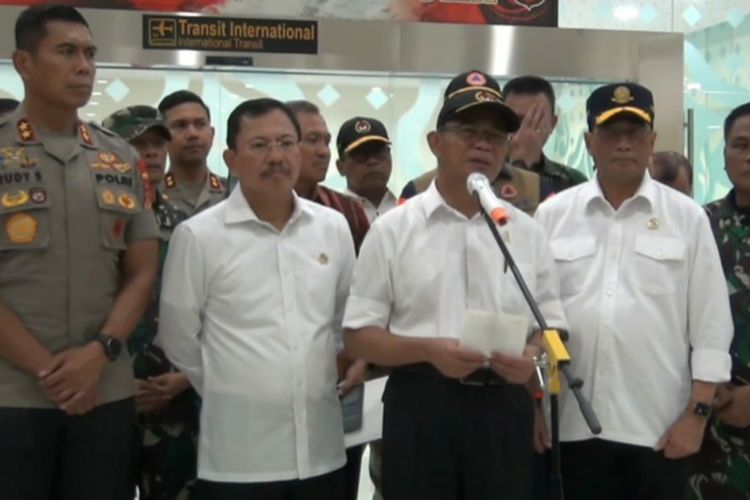 Menteri Koordinator Pembangunan Manusia dan Kebudayaan Muhadjir Effendy, Menteri Kesehatan Terawan Agus Putranto dan Menteri Perhubungan Budi Karya Sumadi saat menghadiri konferensi soal evakuasi ABK Diamond Princess di Bandara Kertajati, Kabupaten Majalengka, Minggu (1/3/2020).