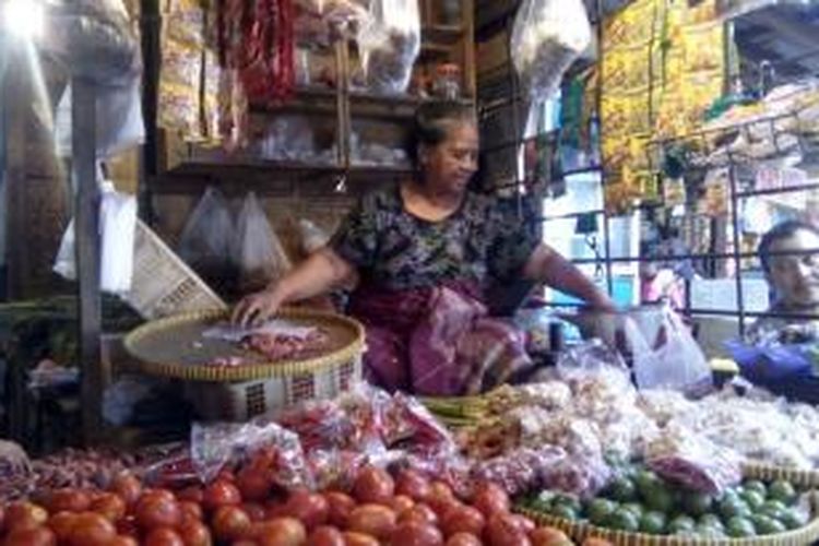 Pedagang sayur mayur di Pasar Warakas, Jakarta Utara mengeluhkan harga-harga yang meroket justru pasca Lebaran, akibat memasuki musim kemarau, Jakarta, Jumat (7/8/2015)